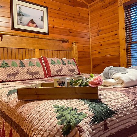 Spacious Resort Log Cabin, Easy Drive, Hot Tub, Arcade Gameroom, Mountain Vibe Gatlinburg Luaran gambar