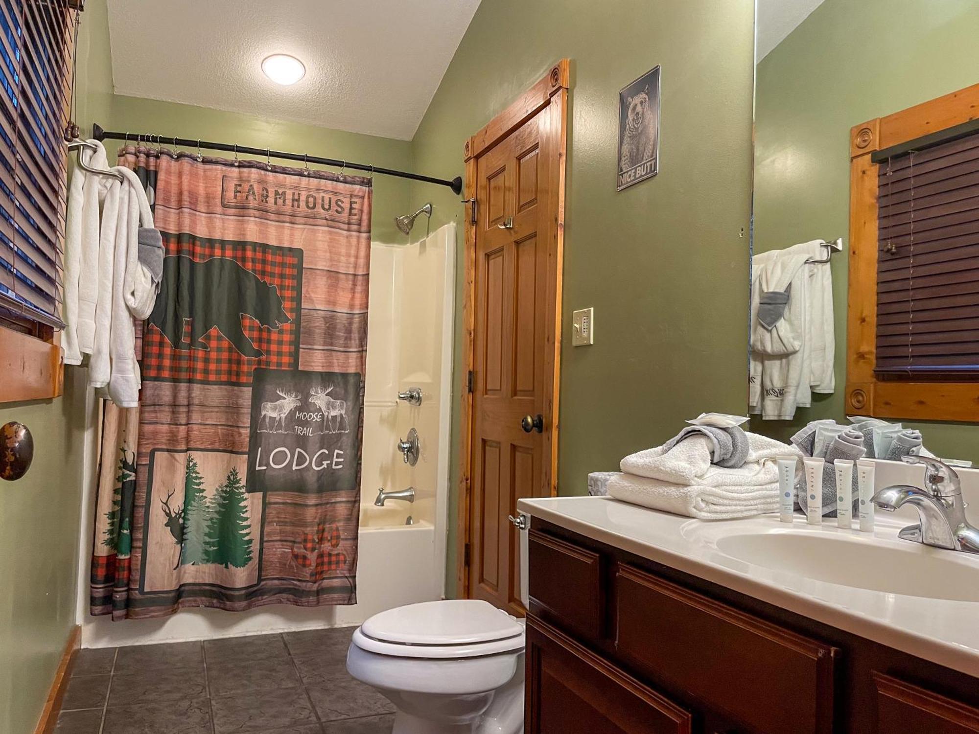 Spacious Resort Log Cabin, Easy Drive, Hot Tub, Arcade Gameroom, Mountain Vibe Gatlinburg Luaran gambar