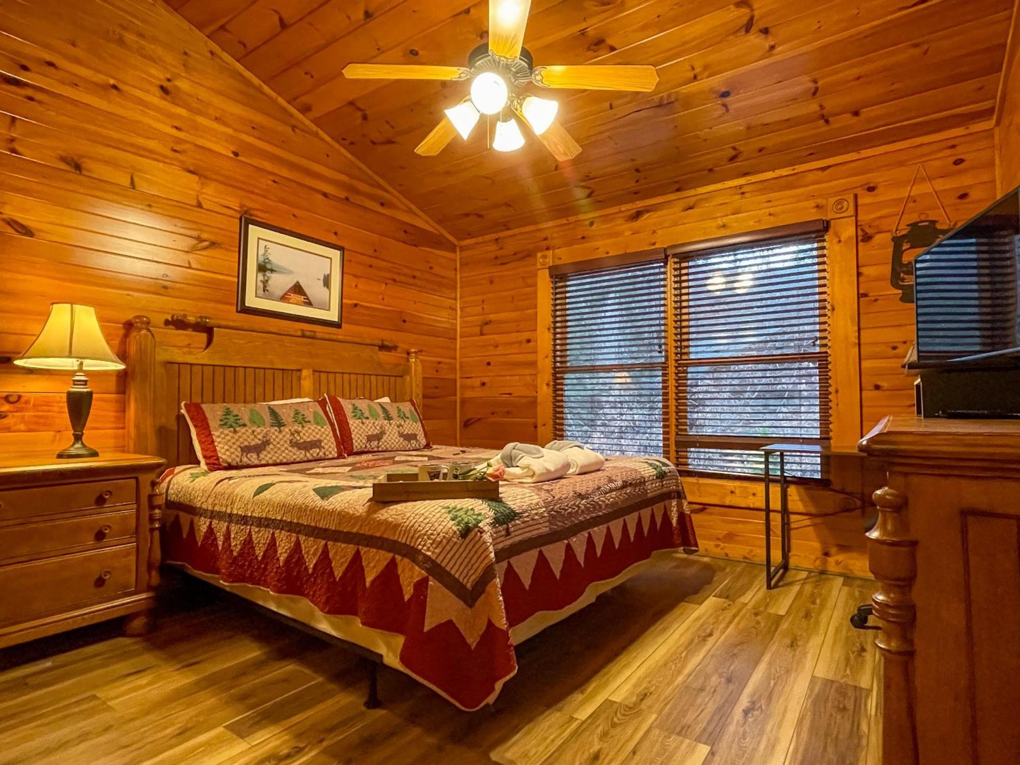 Spacious Resort Log Cabin, Easy Drive, Hot Tub, Arcade Gameroom, Mountain Vibe Gatlinburg Luaran gambar