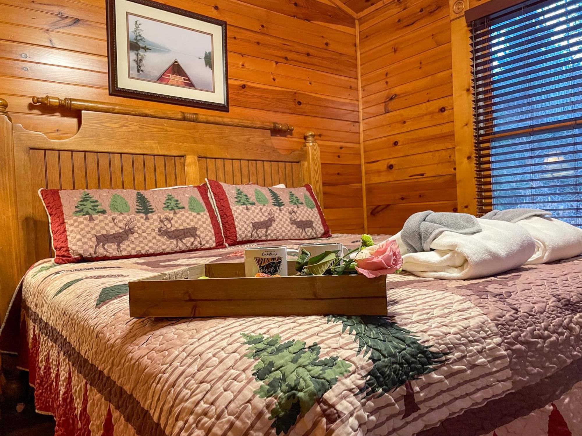Spacious Resort Log Cabin, Easy Drive, Hot Tub, Arcade Gameroom, Mountain Vibe Gatlinburg Luaran gambar