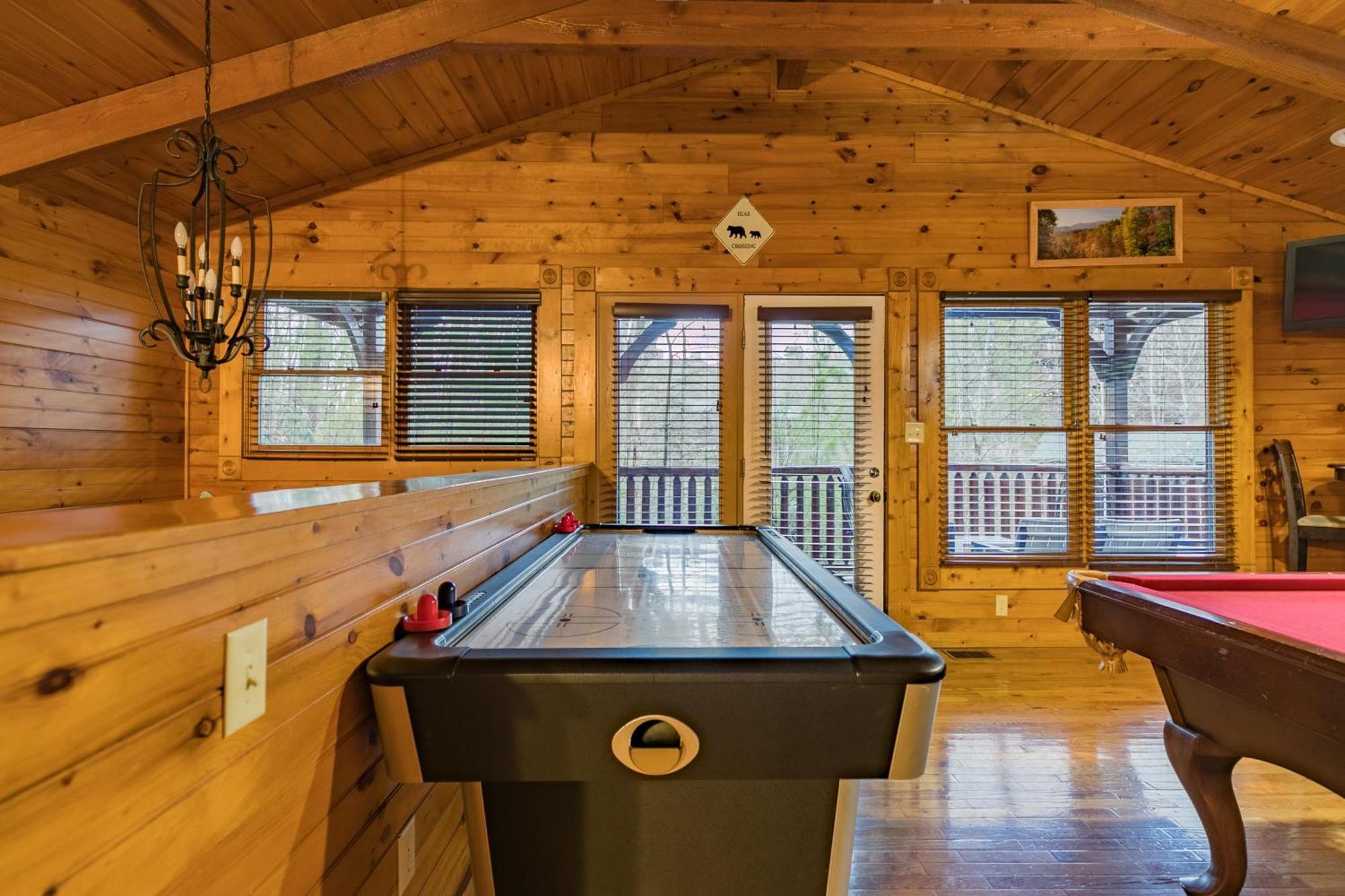 Spacious Resort Log Cabin, Easy Drive, Hot Tub, Arcade Gameroom, Mountain Vibe Gatlinburg Luaran gambar
