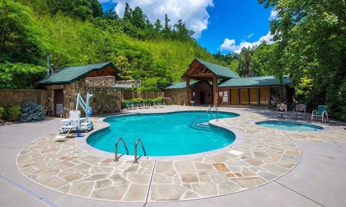 Spacious Resort Log Cabin, Easy Drive, Hot Tub, Arcade Gameroom, Mountain Vibe Gatlinburg Luaran gambar
