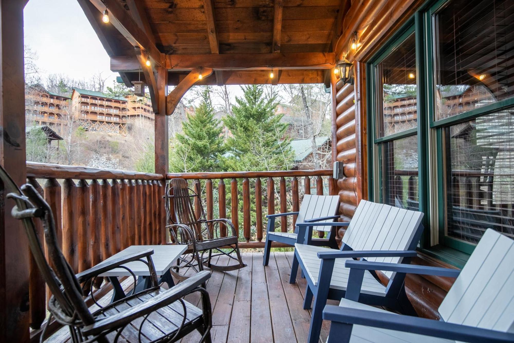 Spacious Resort Log Cabin, Easy Drive, Hot Tub, Arcade Gameroom, Mountain Vibe Gatlinburg Luaran gambar