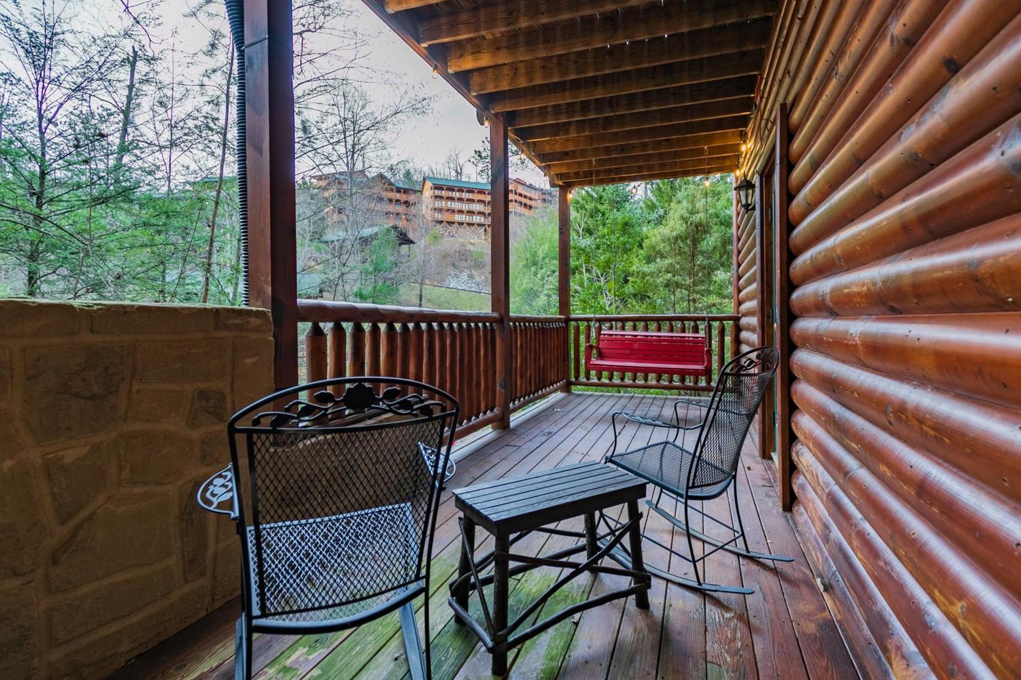 Spacious Resort Log Cabin, Easy Drive, Hot Tub, Arcade Gameroom, Mountain Vibe Gatlinburg Luaran gambar