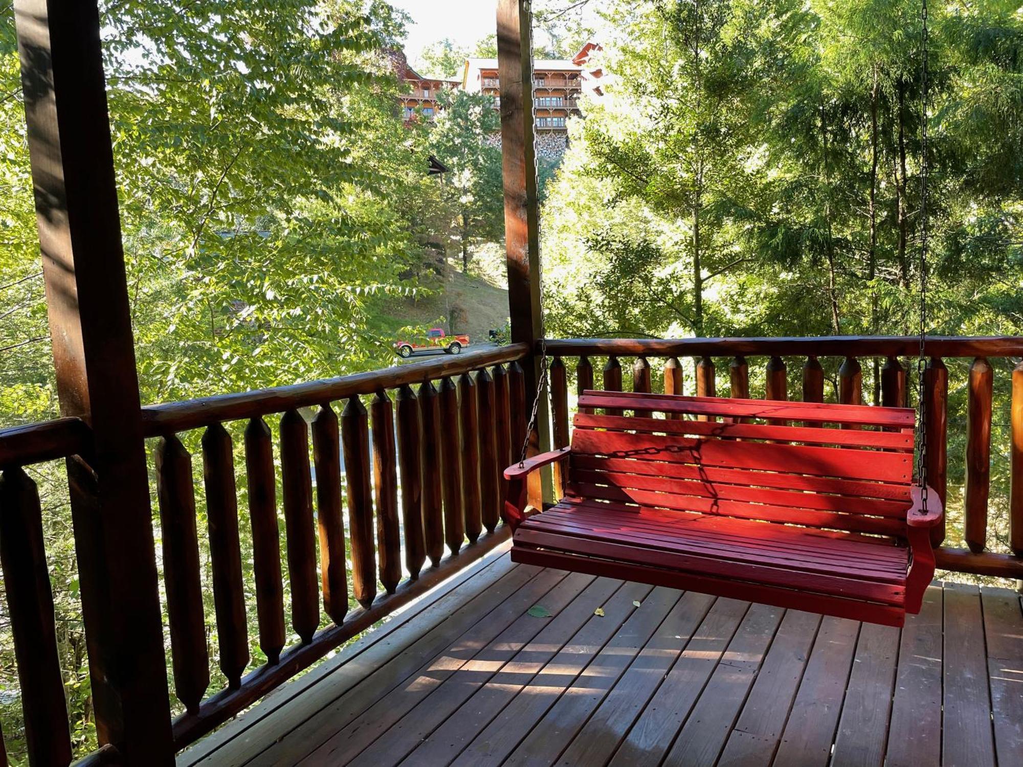 Spacious Resort Log Cabin, Easy Drive, Hot Tub, Arcade Gameroom, Mountain Vibe Gatlinburg Luaran gambar