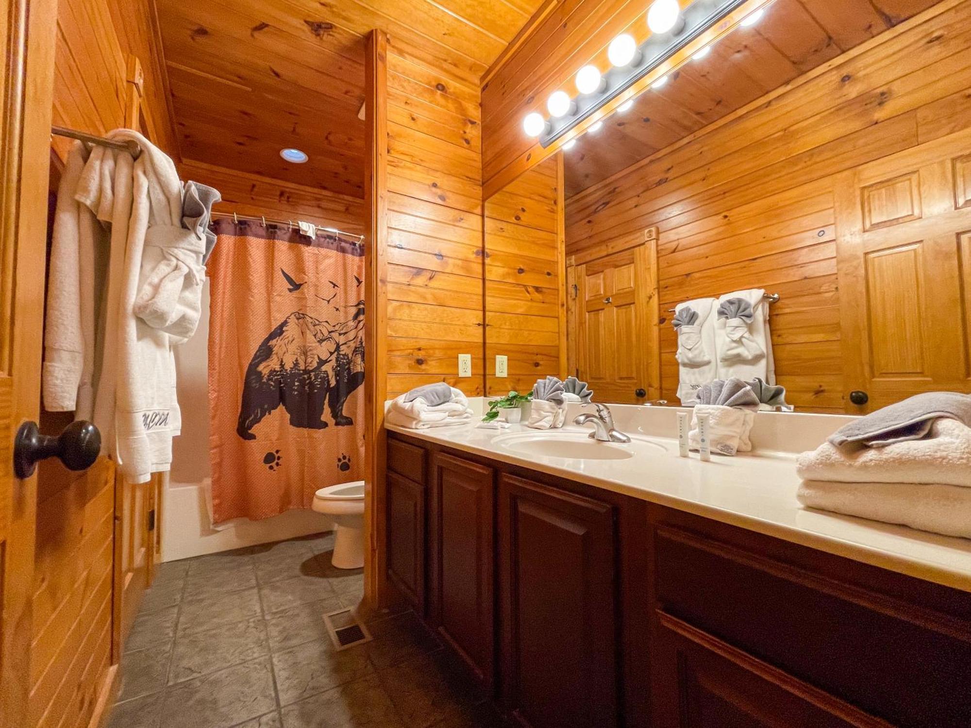 Spacious Resort Log Cabin, Easy Drive, Hot Tub, Arcade Gameroom, Mountain Vibe Gatlinburg Luaran gambar