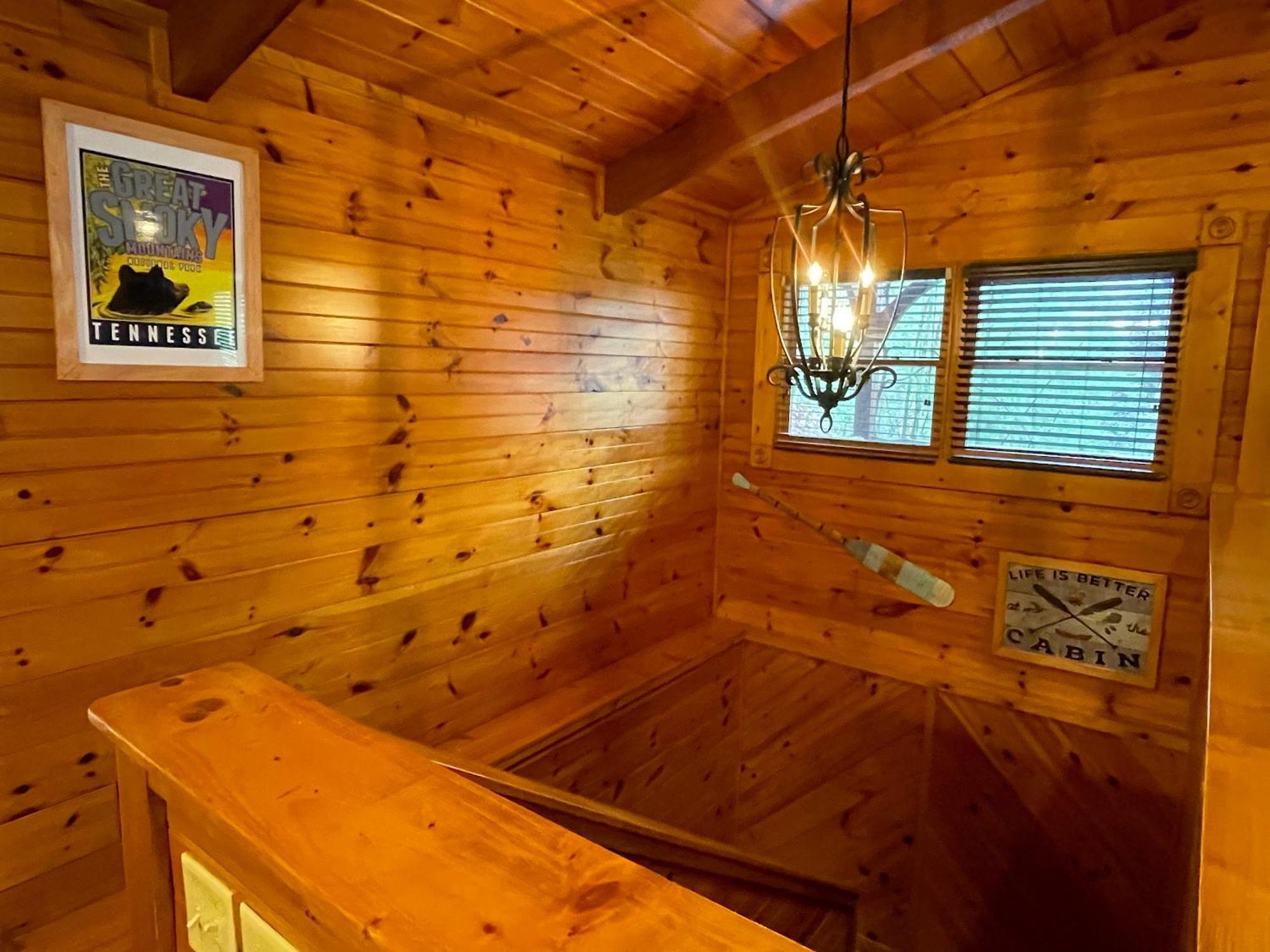 Spacious Resort Log Cabin, Easy Drive, Hot Tub, Arcade Gameroom, Mountain Vibe Gatlinburg Luaran gambar