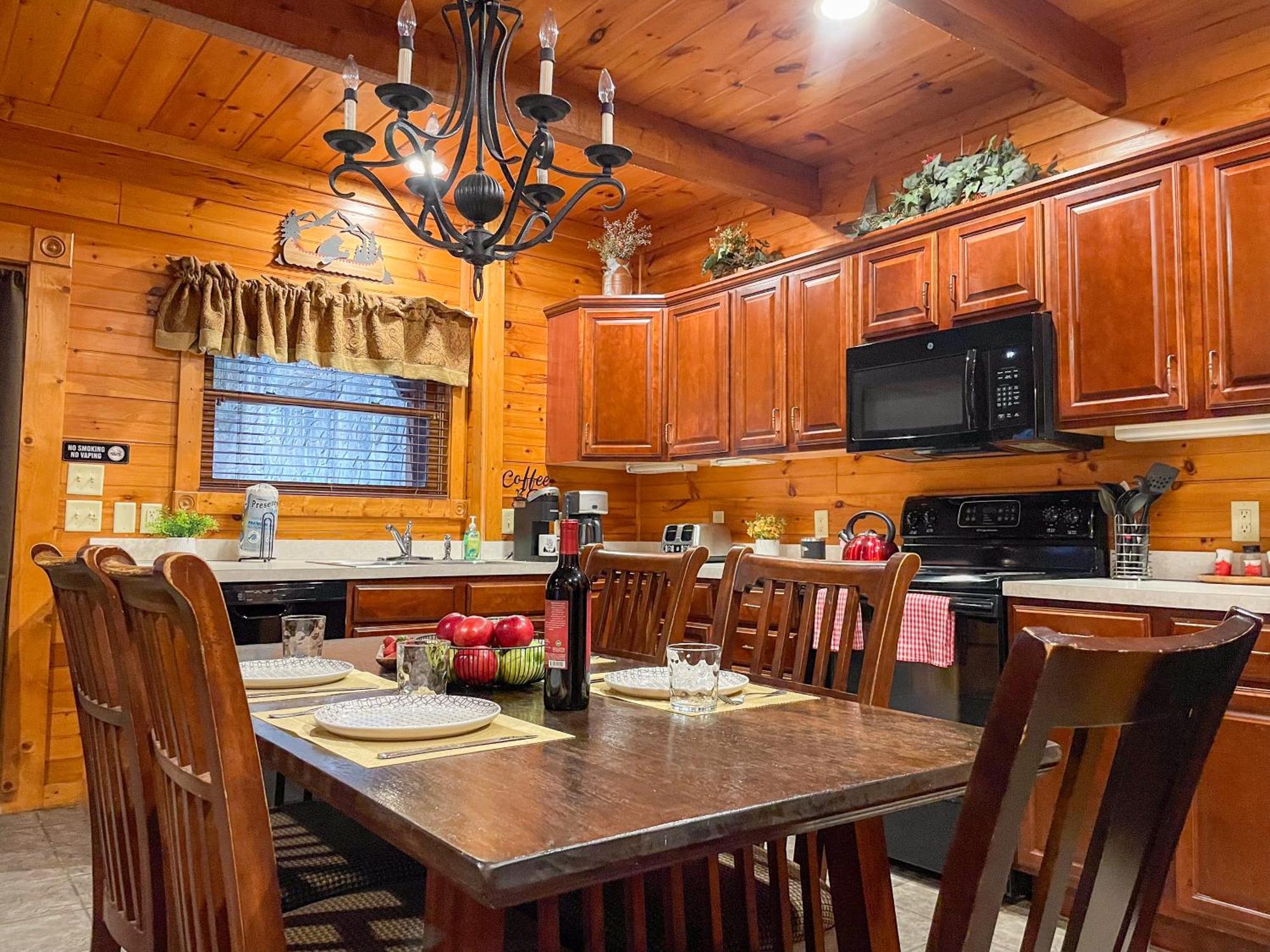 Spacious Resort Log Cabin, Easy Drive, Hot Tub, Arcade Gameroom, Mountain Vibe Gatlinburg Luaran gambar