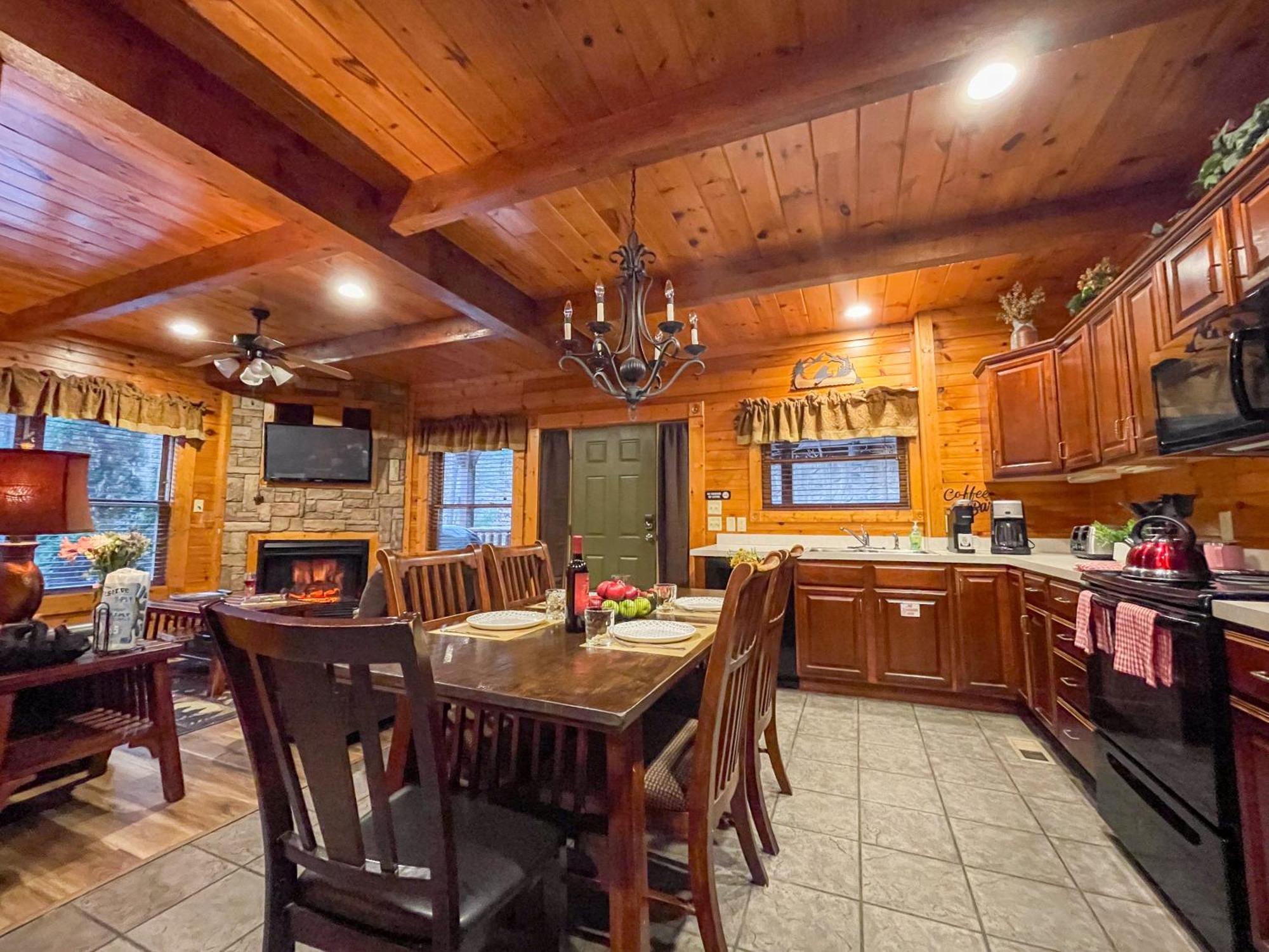 Spacious Resort Log Cabin, Easy Drive, Hot Tub, Arcade Gameroom, Mountain Vibe Gatlinburg Luaran gambar