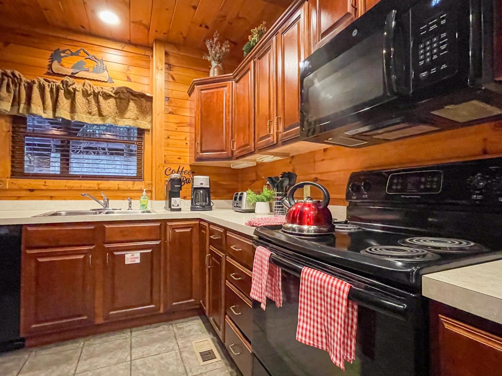 Spacious Resort Log Cabin, Easy Drive, Hot Tub, Arcade Gameroom, Mountain Vibe Gatlinburg Luaran gambar