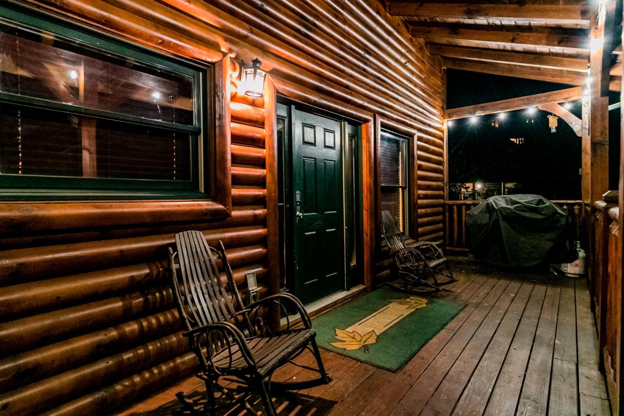 Spacious Resort Log Cabin, Easy Drive, Hot Tub, Arcade Gameroom, Mountain Vibe Gatlinburg Luaran gambar