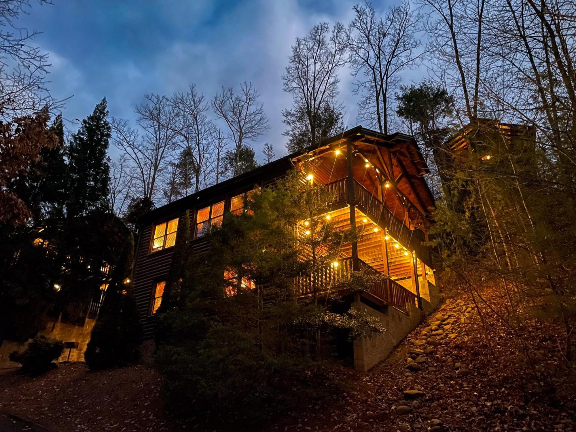 Spacious Resort Log Cabin, Easy Drive, Hot Tub, Arcade Gameroom, Mountain Vibe Gatlinburg Luaran gambar