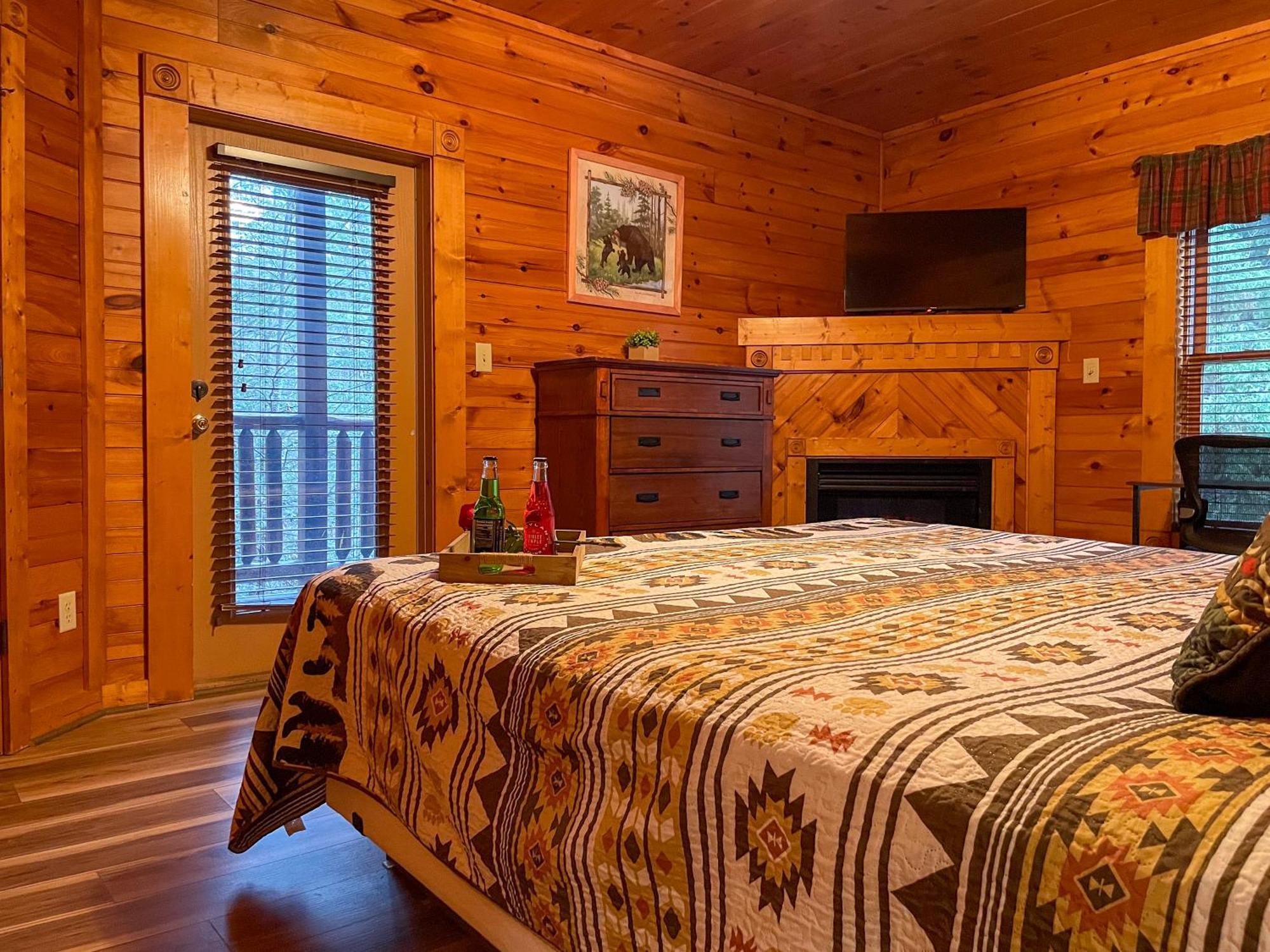 Spacious Resort Log Cabin, Easy Drive, Hot Tub, Arcade Gameroom, Mountain Vibe Gatlinburg Luaran gambar