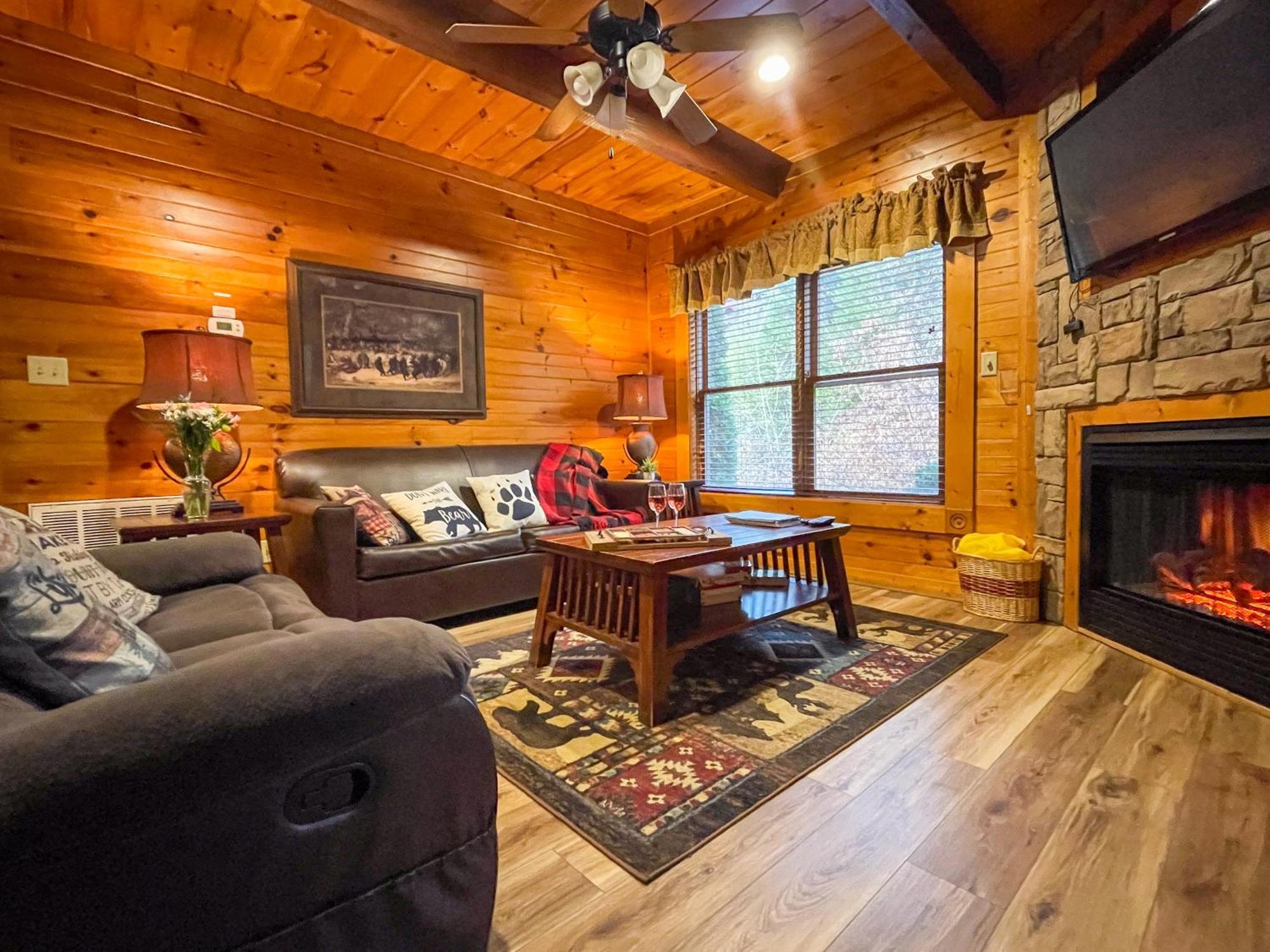 Spacious Resort Log Cabin, Easy Drive, Hot Tub, Arcade Gameroom, Mountain Vibe Gatlinburg Luaran gambar