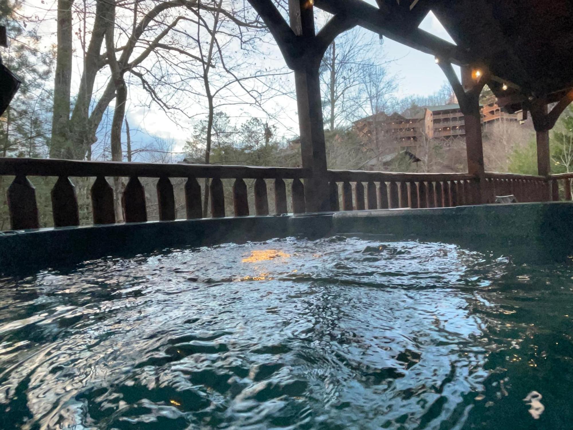 Spacious Resort Log Cabin, Easy Drive, Hot Tub, Arcade Gameroom, Mountain Vibe Gatlinburg Luaran gambar