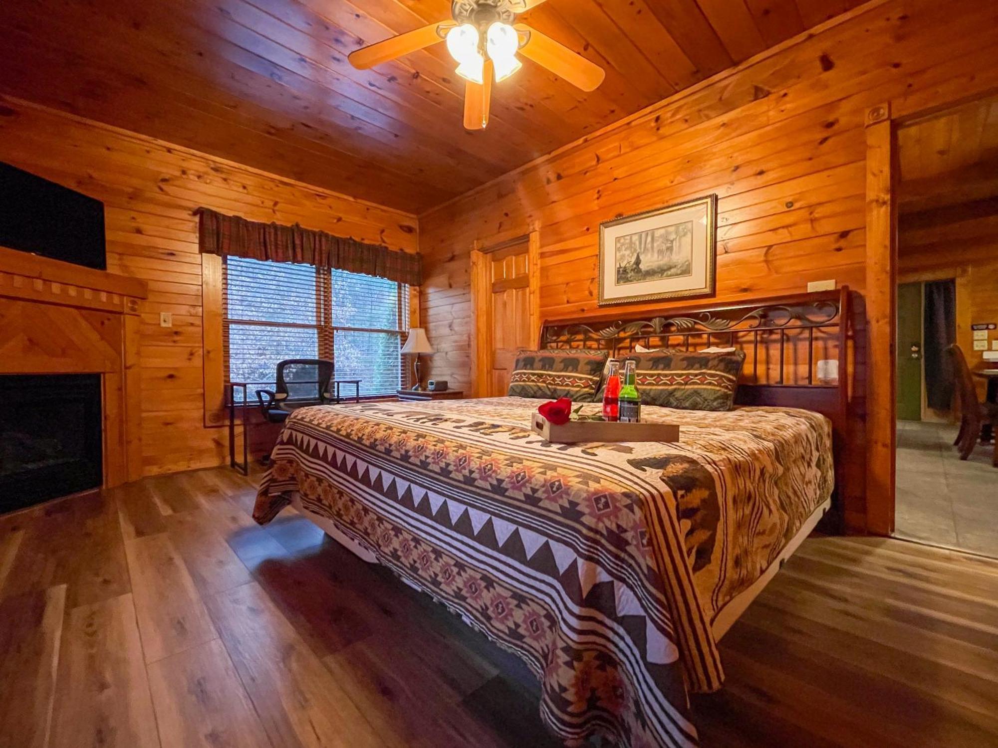 Spacious Resort Log Cabin, Easy Drive, Hot Tub, Arcade Gameroom, Mountain Vibe Gatlinburg Luaran gambar