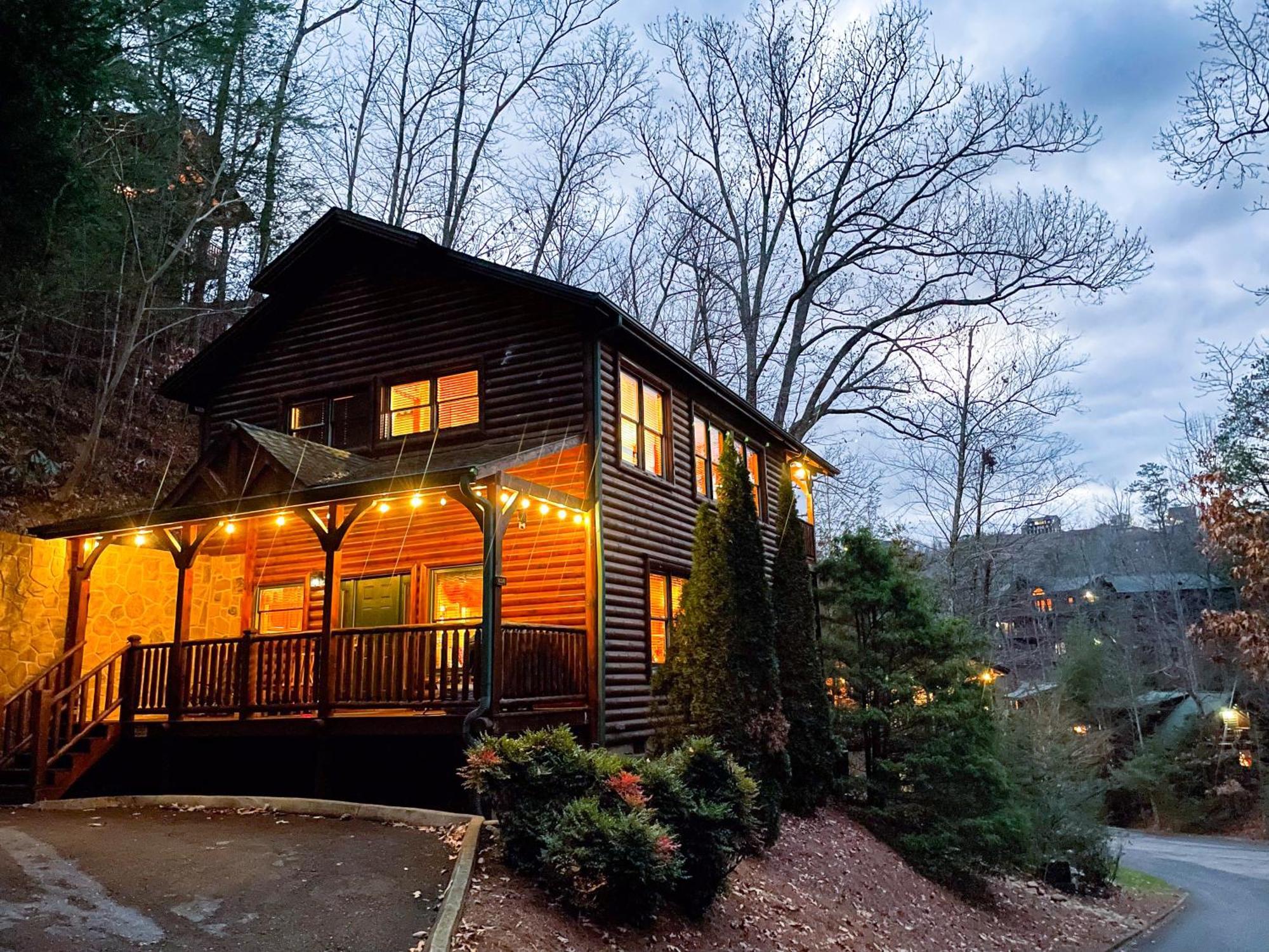Spacious Resort Log Cabin, Easy Drive, Hot Tub, Arcade Gameroom, Mountain Vibe Gatlinburg Luaran gambar