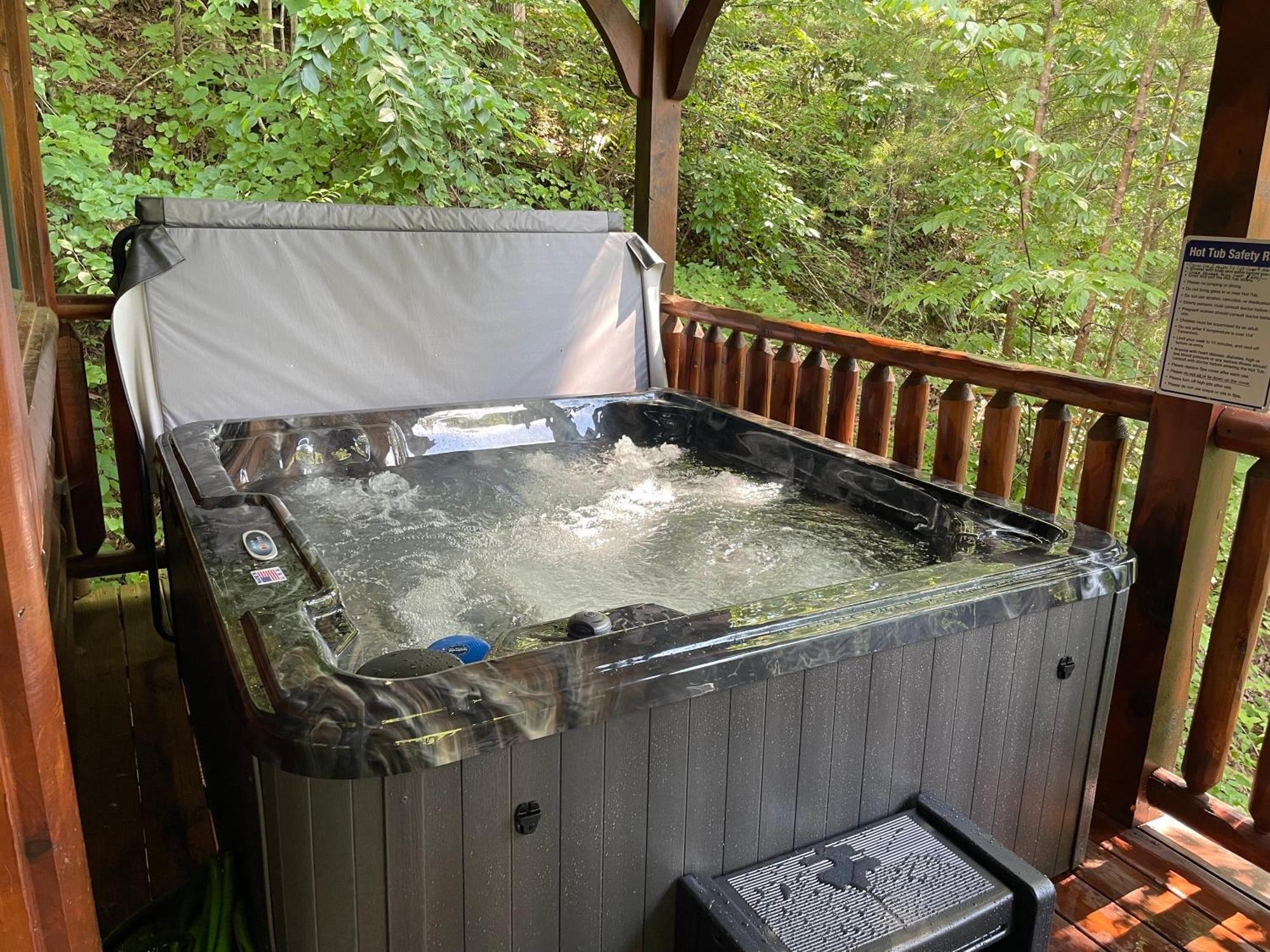 Spacious Resort Log Cabin, Easy Drive, Hot Tub, Arcade Gameroom, Mountain Vibe Gatlinburg Luaran gambar